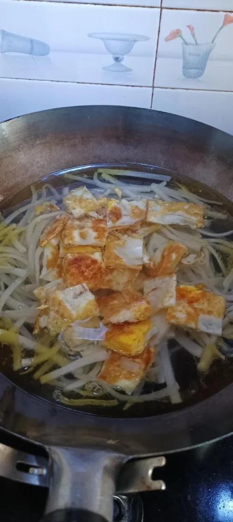 Shredded Daikon and Pan-Fried Egg Soup (Flavorful Version)