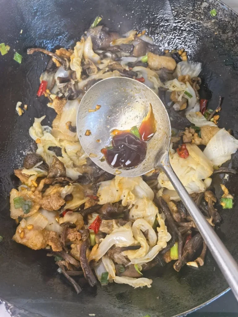 Stir-fried Hazelnut Mushrooms with Napa Cabbage – A Northeast Chinese Home Classic