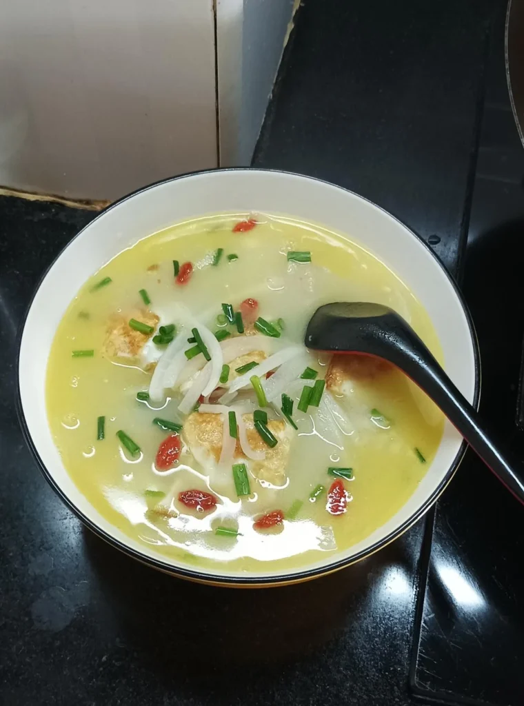 Shredded Daikon and Pan-Fried Egg Soup (Flavorful Version)