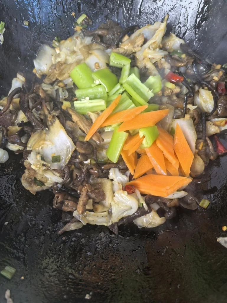 Stir-fried Hazelnut Mushrooms with Napa Cabbage – A Northeast Chinese Home Classic