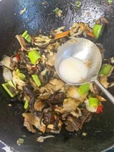 Stir-fried Hazelnut Mushrooms with Napa Cabbage – A Northeast Chinese Home Classic