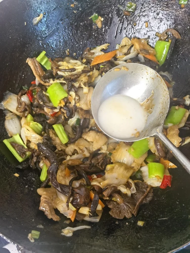 Stir-fried Hazelnut Mushrooms with Napa Cabbage – A Northeast Chinese Home Classic