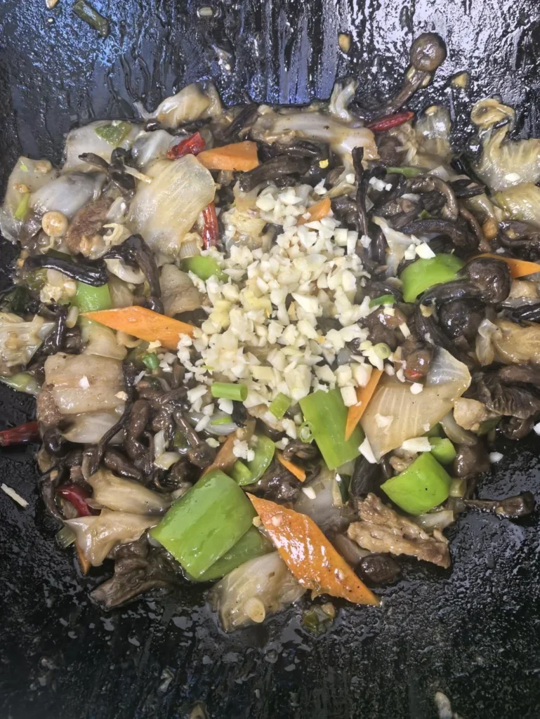 Stir-fried Hazelnut Mushrooms with Napa Cabbage – A Northeast Chinese Home Classic