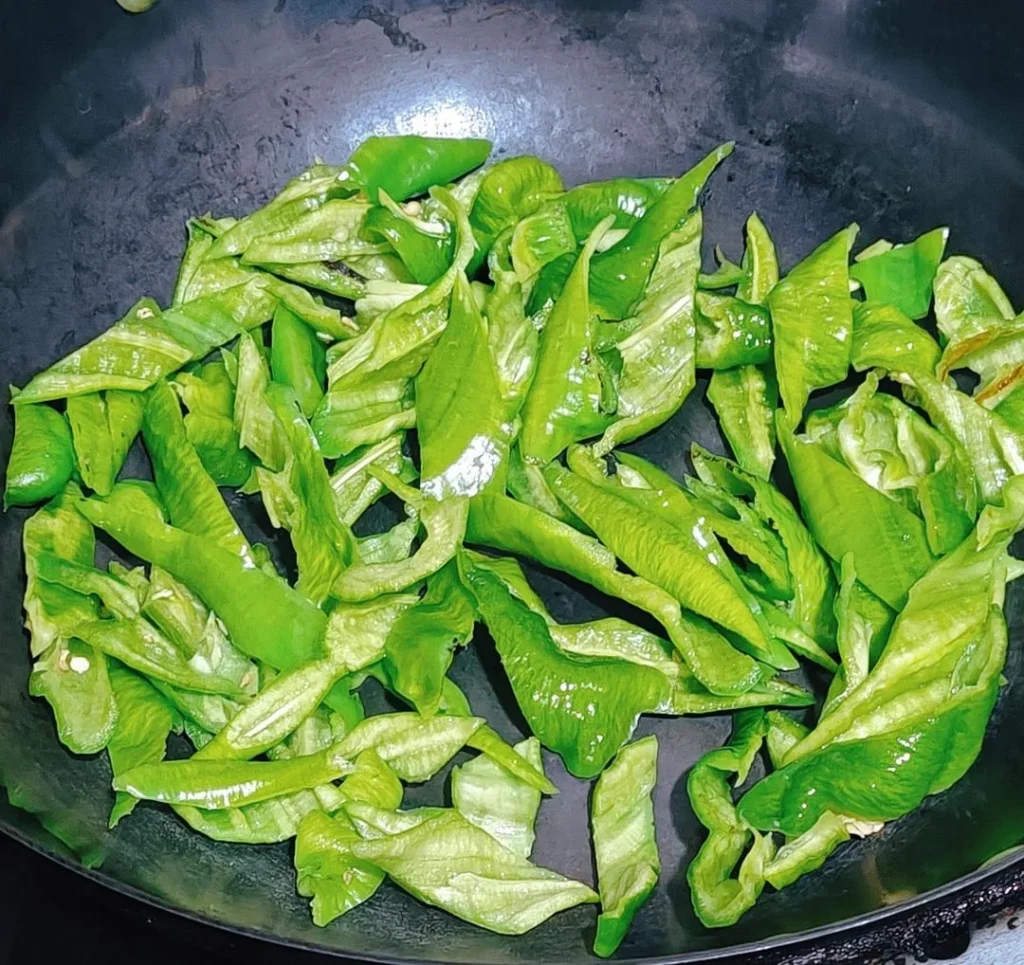 Foolproof Stir-fried Eggs with Green Peppers