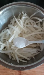 Shredded Daikon and Pan-Fried Egg Soup (Flavorful Version)