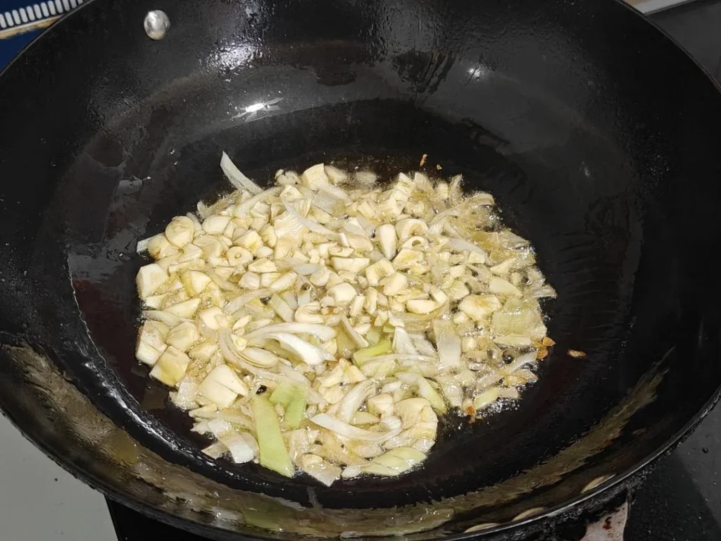 Garlic Stir-fried Chrysanthemum Greens