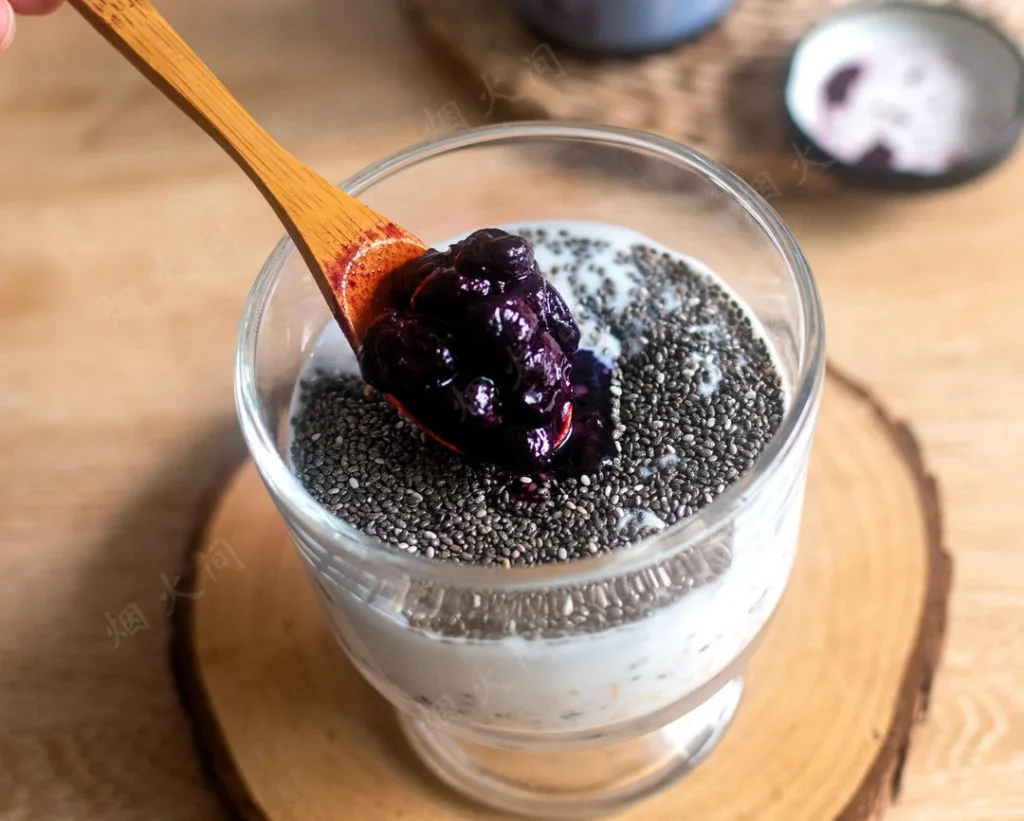Blueberry Chia Seed Overnight Oats | Lazy Slimming Breakfast