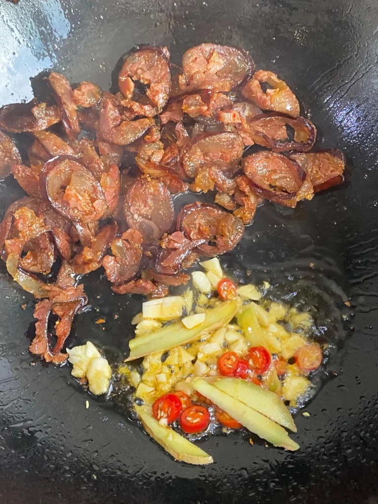 Garlic Scape Stir-fry with Chinese Sausage – A 10-Minute Quick Dish That Pairs with Two Bowls of Rice!