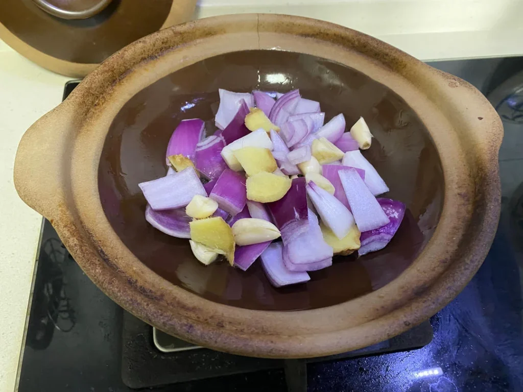 Sizzling Clay Pot Pork Ribs (Classic Cantonese)