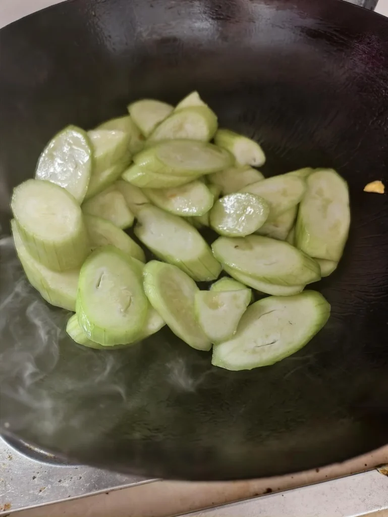 Quick Stir-fried Loofah with Egg