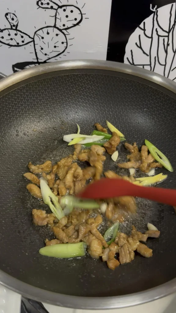 Quick Stir-fried Shredded Pork with Water Bamboo Shoots