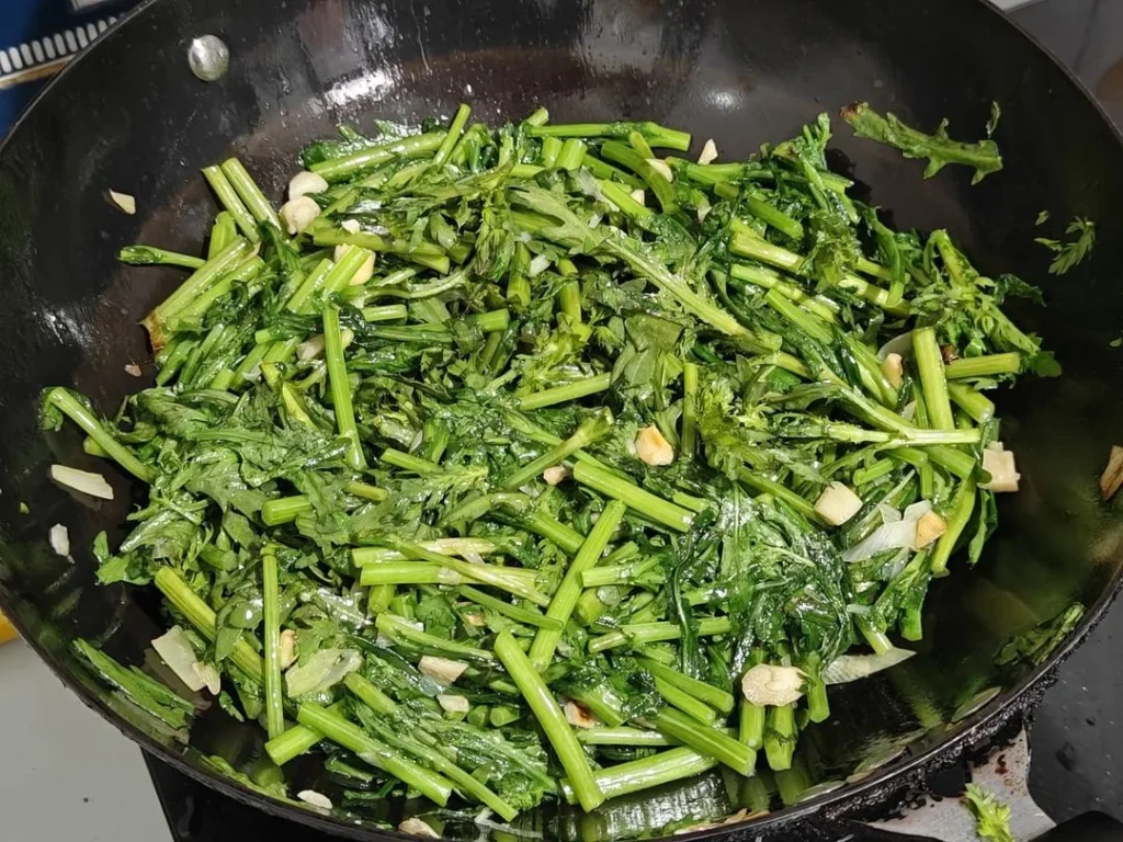 Garlic Stir-fried Chrysanthemum Greens