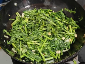 Garlic Stir-fried Chrysanthemum Greens