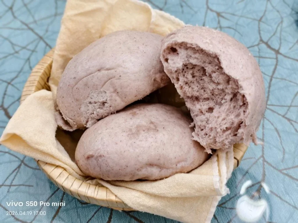 Black Rice Steamed Buns with Mushroom & Beef Clay Pot