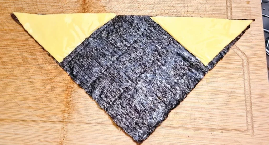 Quick Breakfast Triangle Seaweed Rice Ball (Cheese-Stuffed)