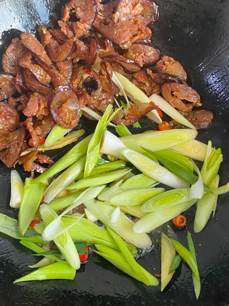 Garlic Scape Stir-fry with Chinese Sausage – A 10-Minute Quick Dish That Pairs with Two Bowls of Rice!