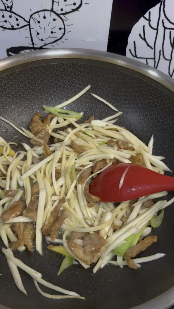 Quick Stir-fried Shredded Pork with Water Bamboo Shoots