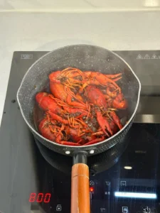 Oil-Braised Crayfish with Ramen (Quick Recipe)