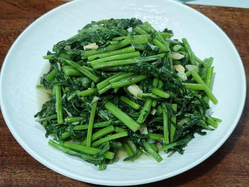 Garlic Stir-fried Chrysanthemum Greens