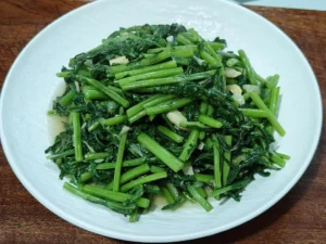 Garlic Stir-fried Chrysanthemum Greens