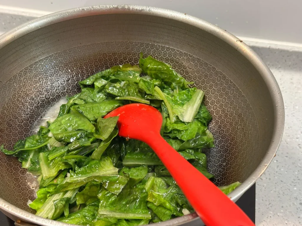 Garlic Romaine Lettuce Stir-fry (Quick & Easy)
