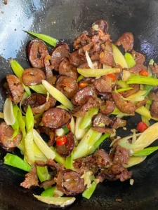Garlic Scape Stir-fry with Chinese Sausage – A 10-Minute Quick Dish That Pairs with Two Bowls of Rice!