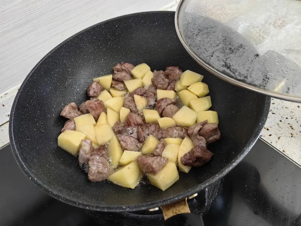 Dry Pot Potato and Beef Cubes