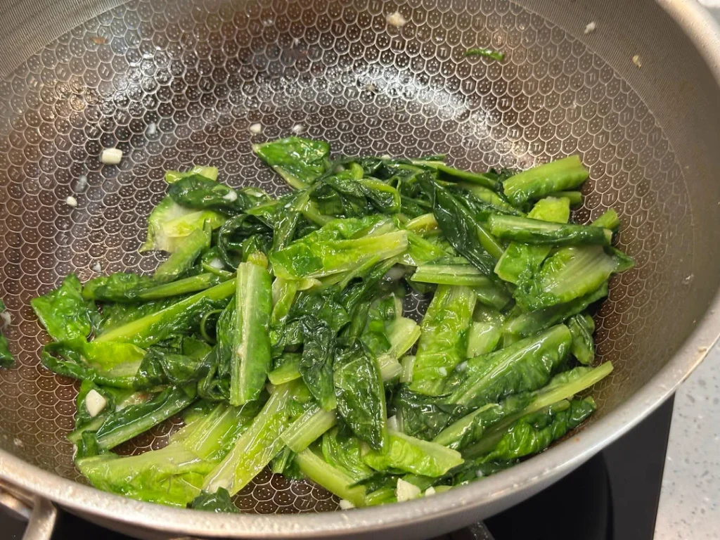 Garlic Romaine Lettuce Stir-fry (Quick & Easy)