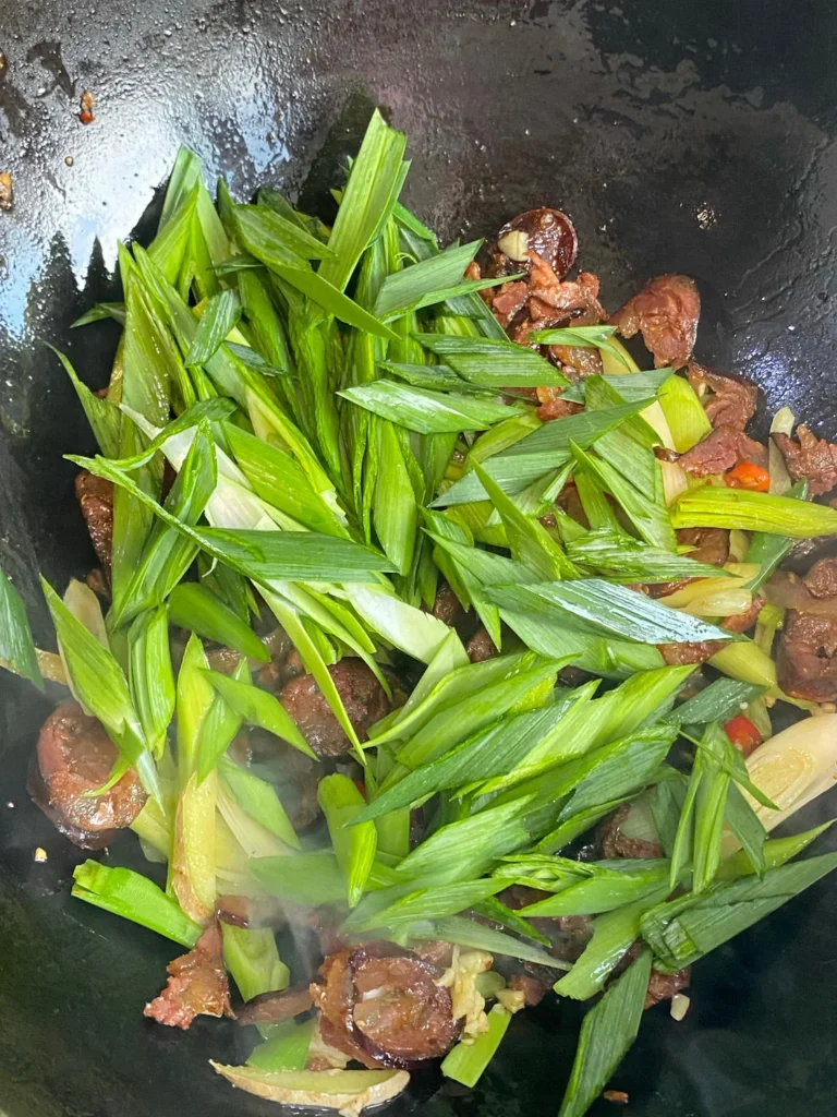 Garlic Scape Stir-fry with Chinese Sausage – A 10-Minute Quick Dish That Pairs with Two Bowls of Rice!