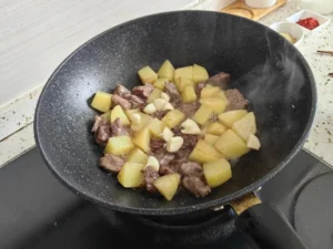 Dry Pot Potato and Beef Cubes