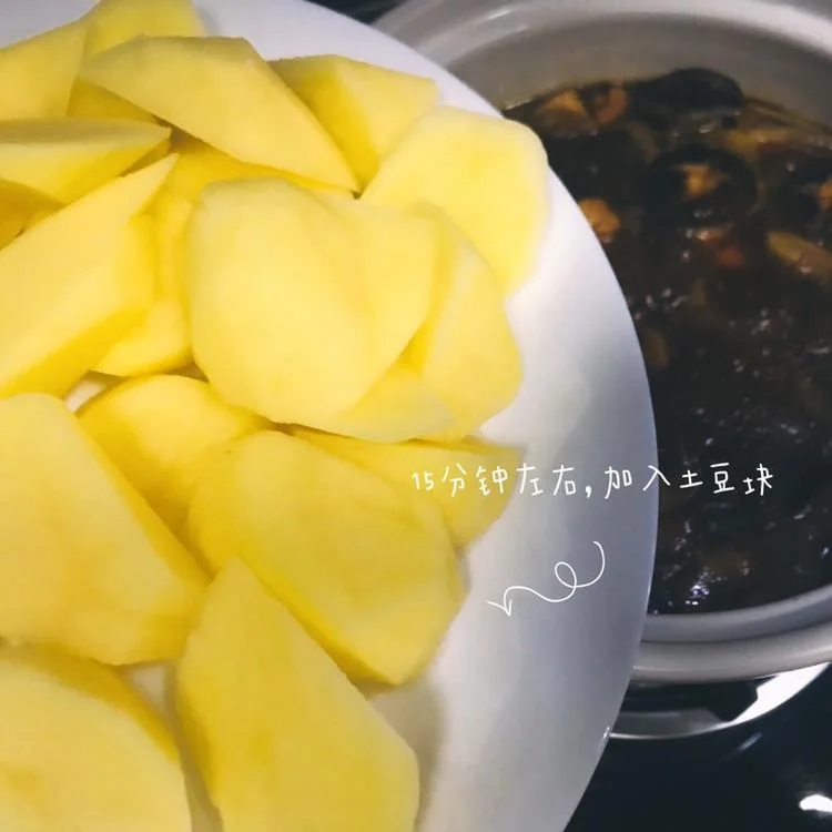 Braised Chicken with Mushrooms and Potatoes
