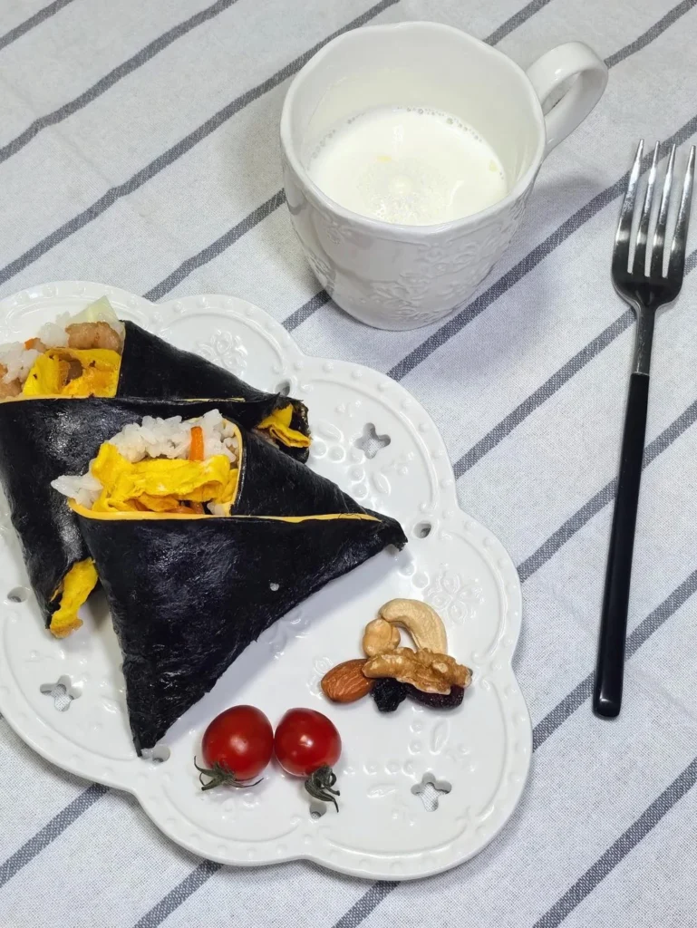 Quick Breakfast Triangle Seaweed Rice Ball (Cheese-Stuffed)