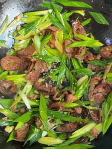 Garlic Scape Stir-fry with Chinese Sausage – A 10-Minute Quick Dish That Pairs with Two Bowls of Rice!