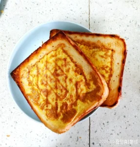Super Easy Breakfast Toast Cups