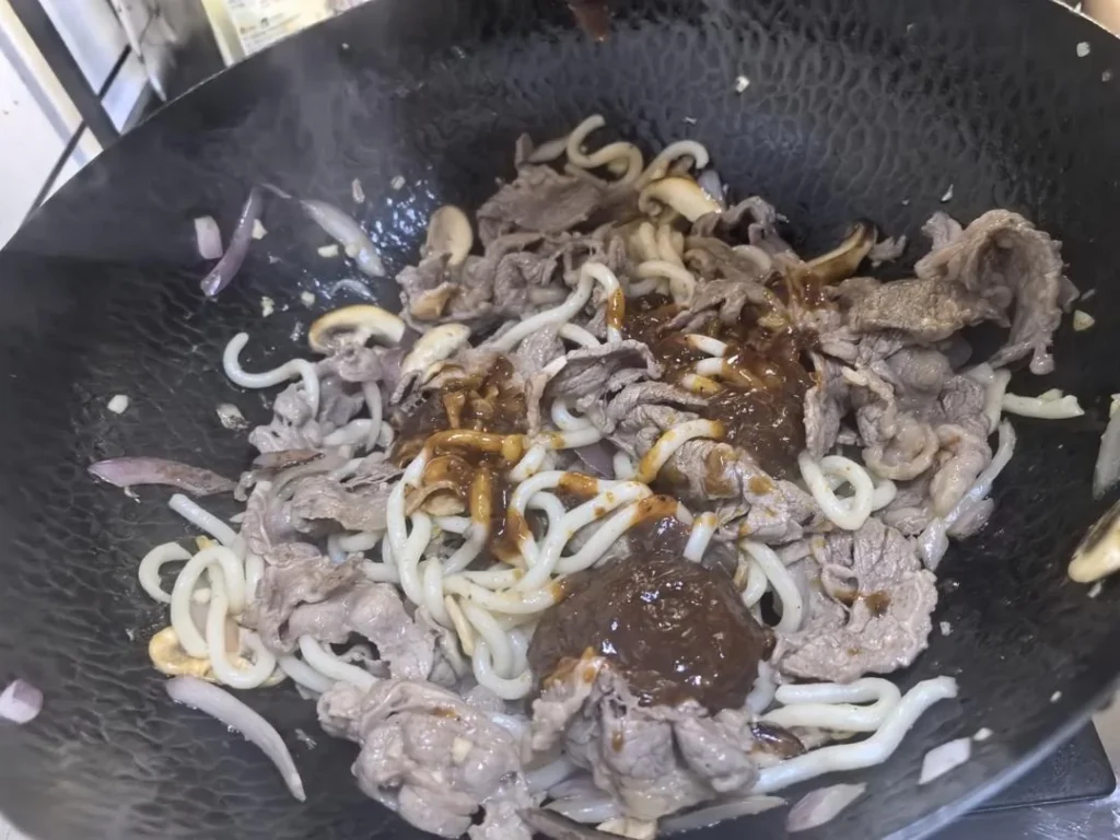 Quick Stir-Fried Beef Udon Noodles