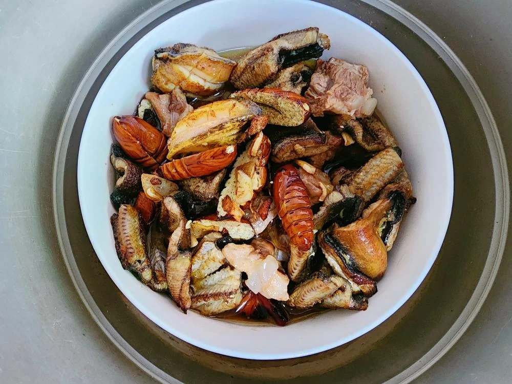 Steamed Silkworm Pupae, Eel, Abalone, and Pork Ribs