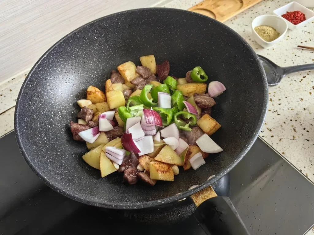Dry Pot Potato and Beef Cubes