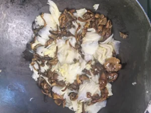Stir-fried Hazelnut Mushrooms with Napa Cabbage – A Northeast Chinese Home Classic