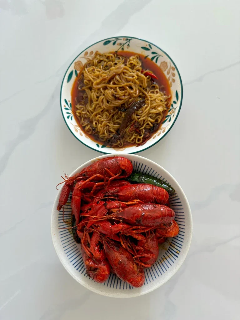 Oil-Braised Crayfish with Ramen (Quick Recipe)