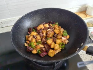 Dry Pot Potato and Beef Cubes