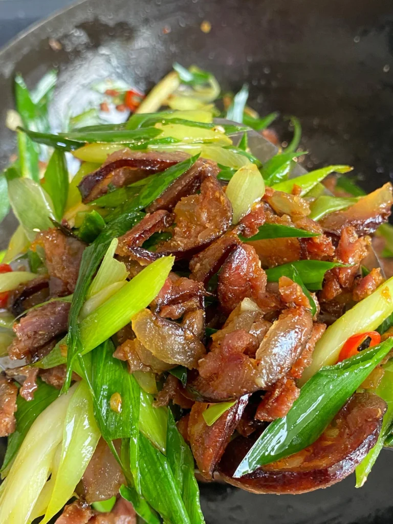 Garlic Scape Stir-fry with Chinese Sausage – A 10-Minute Quick Dish That Pairs with Two Bowls of Rice!
