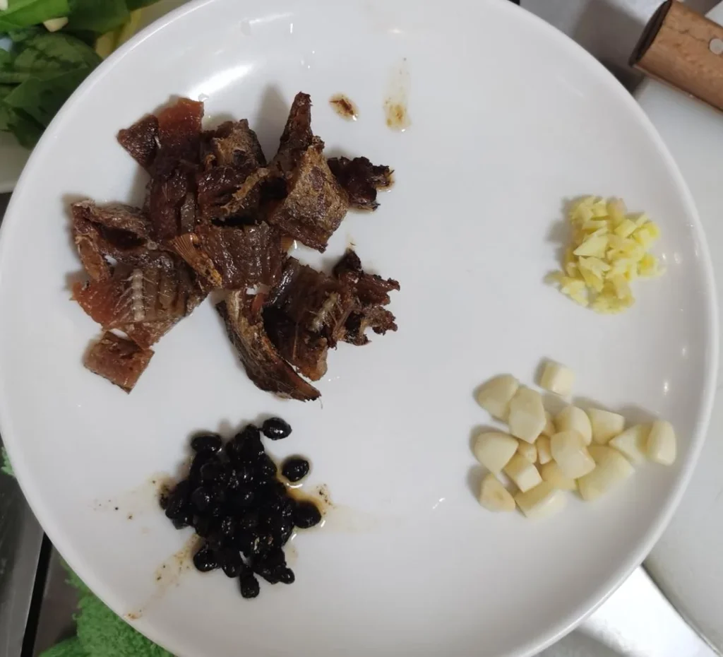 Stir-fried Indian Lettuce with Dace and Black Beans