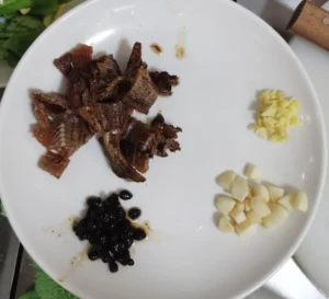 Stir-fried Indian Lettuce with Dace and Black Beans