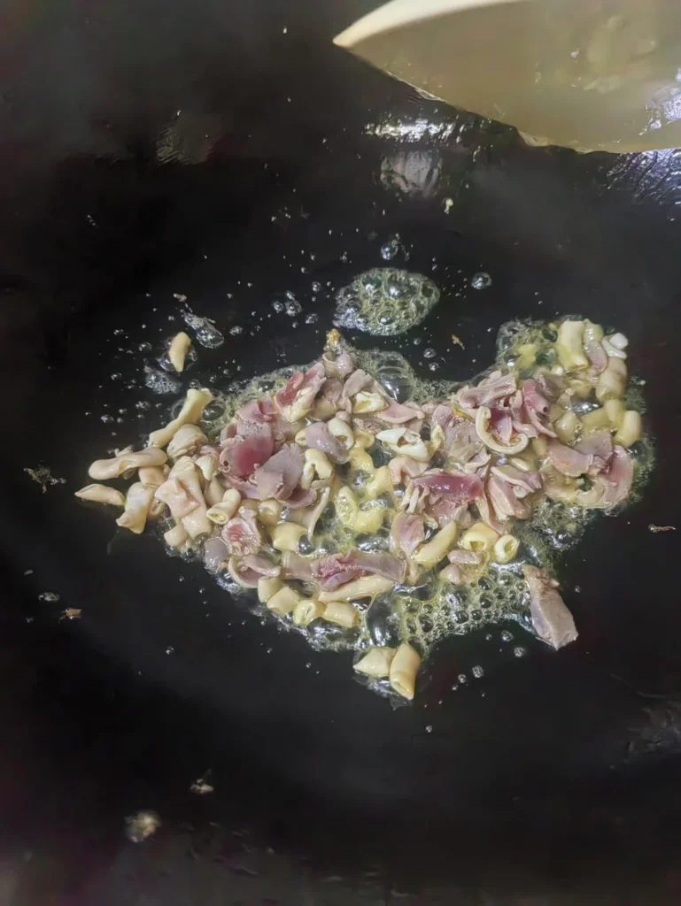 Stir-Fried Chicken Gizzards and Intestines with Eggs