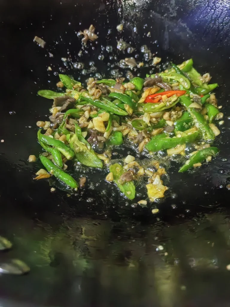 Stir-Fried Chicken Gizzards and Intestines with Eggs