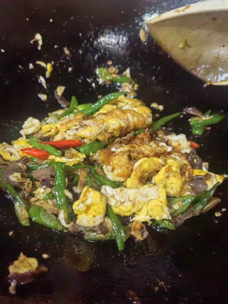 Stir-Fried Chicken Gizzards and Intestines with Eggs